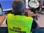 Funkcjonariusz Służby Celno-Skarbowej siedzi przy monitorze